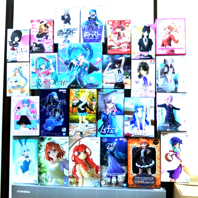 Anime figure bundle sale, total of 25 figures, Miku, Chainsaw Man...