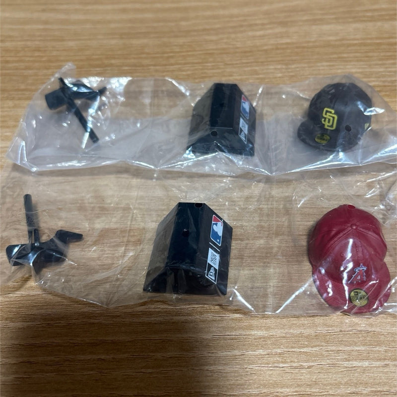 NEW ERA Cap Miniature Figures (2 pieces)