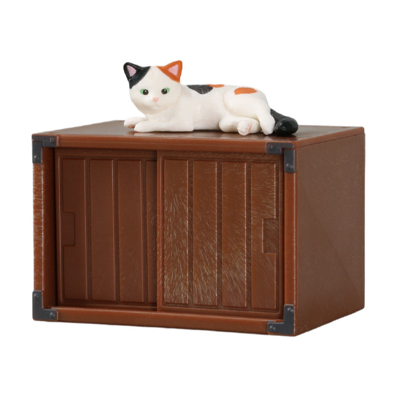 A Japanese chest of drawers and a cat [Calico cat and sliding cabinet]