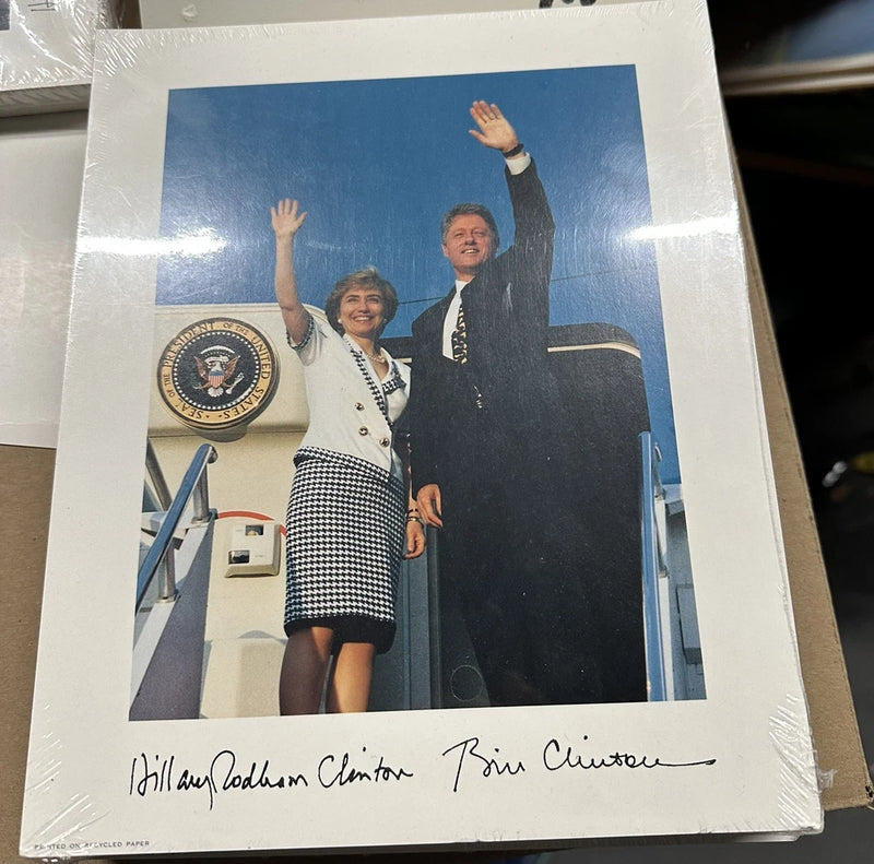 Bill & Hillary Clinton Boarding US 1 Photo signings 20 Pcs Facsimile Autographs Model