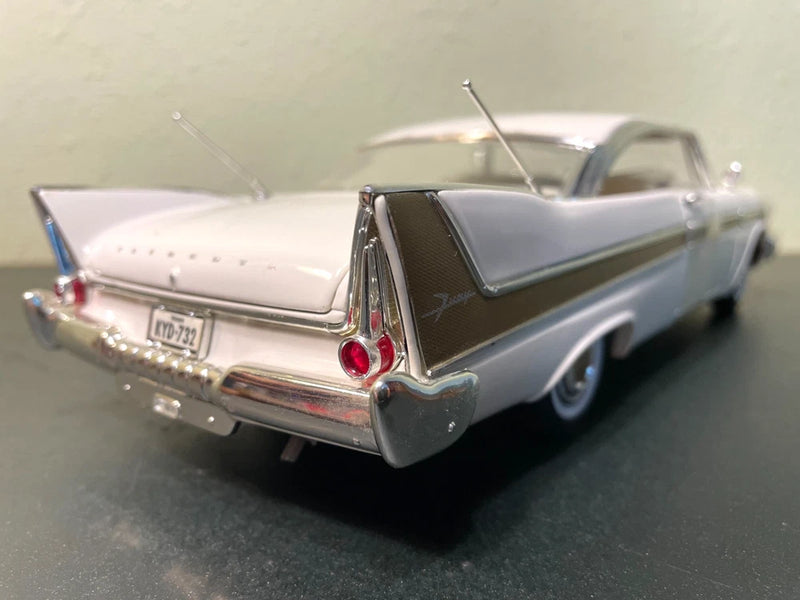 1957 Plymouth Fury 1:18 Diecast / ERTL Anton White Gold Car Model 50s fins Model