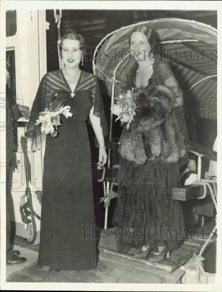 1935 Press Photo Gloria Vanderbilt and sister Thelma board ship in New York Model