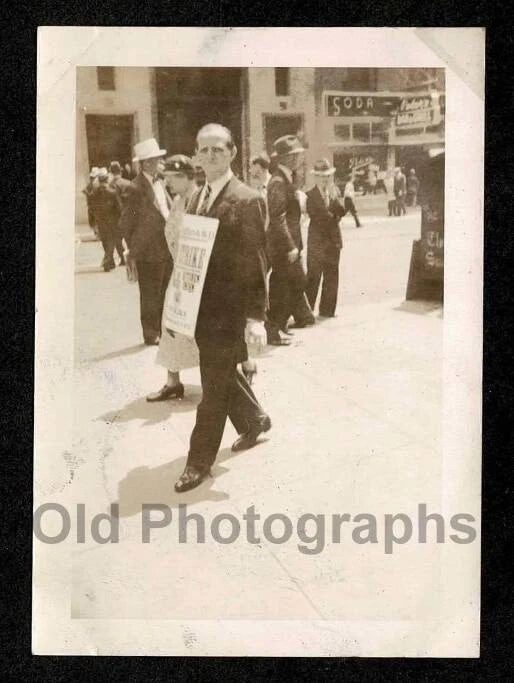 MAN STRIKE PICKETING WALKING SIDEWALK w/SANDWICH SIGNS OLD/VINTAGE PHOTO- A251 Model