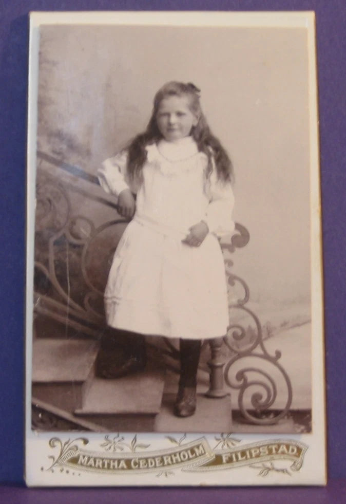 ANTIQUE 4 X2.5 PHOTO ON BOARD CUTE YOUNG GIRL STUDIO FASHION SCRAPBOOKING CRAFTS Model