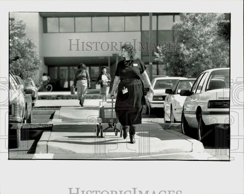 1988 Press Photo Brenda Hicks leaves work at Tax Board offices in Rancho Cordova Model