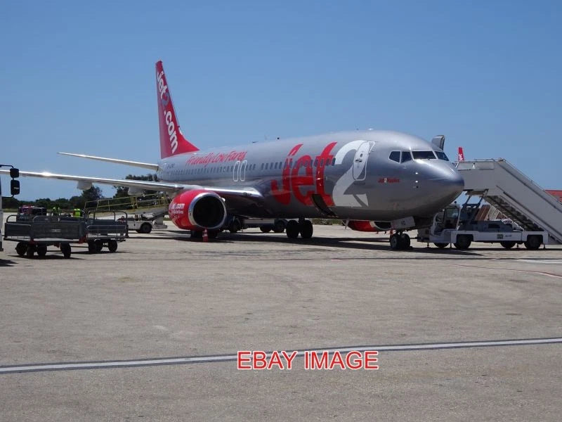 PHOTO  JET2 BOEING 737-800 G-JZHG ON STAND WAITING TO BOARD US FOR FLIGHT LS1254 Model