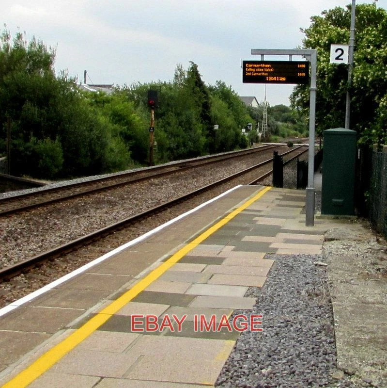 PHOTO  ELECTRONIC DISPLAY BOARD AT KIDWELLY RAILWAY STATION THE STATION IS UNSTA Model