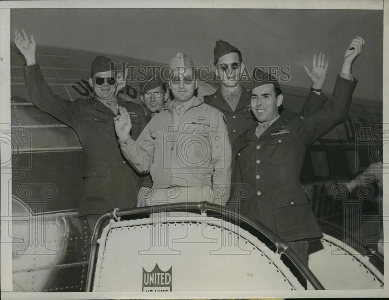 1945 Press Photo Blind Veterans board plane for Detroit World Series - nem51518 Model