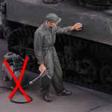 1/35 WWII German Tank Mechanic Crew Figure w/ Wrench Resin Model Kit Model