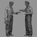 1/35 WWII German Tank Crew Mechanics 2 Figures with Tools Resin Model Kit Model