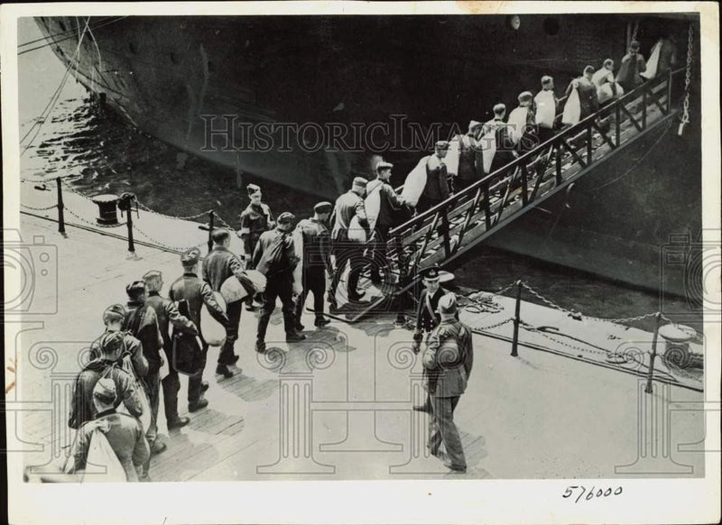 1940 Press Photo German POWs board ship en route to England, World War II Model