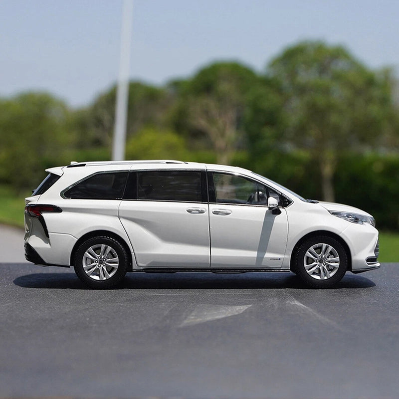 1/18 Scale   2021 White Diecast Car Model  Gift Model