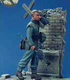 1/35 WW2 Soldier Holding Cross RESIN FIGURE MODEL KIT Unassembled Unpainted NEW Model
