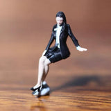 1:64 Scale Woman Lady Sitting On Car Tiny Resin Model Figurine Diorama Display Model