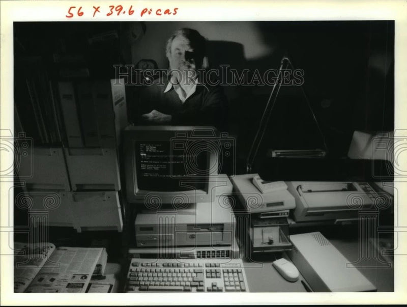 1993 Press Photo Computer bulletin board devotee Fred Hatfield with e-mail gear Model