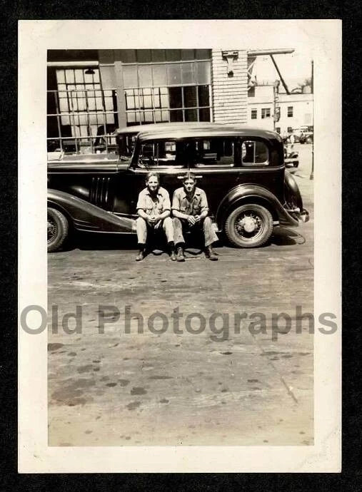 2 MEN/WORKERS ON BREAK ON CAR RUNNING BOARD OLD/VINTAGE PHOTO- A237 Model