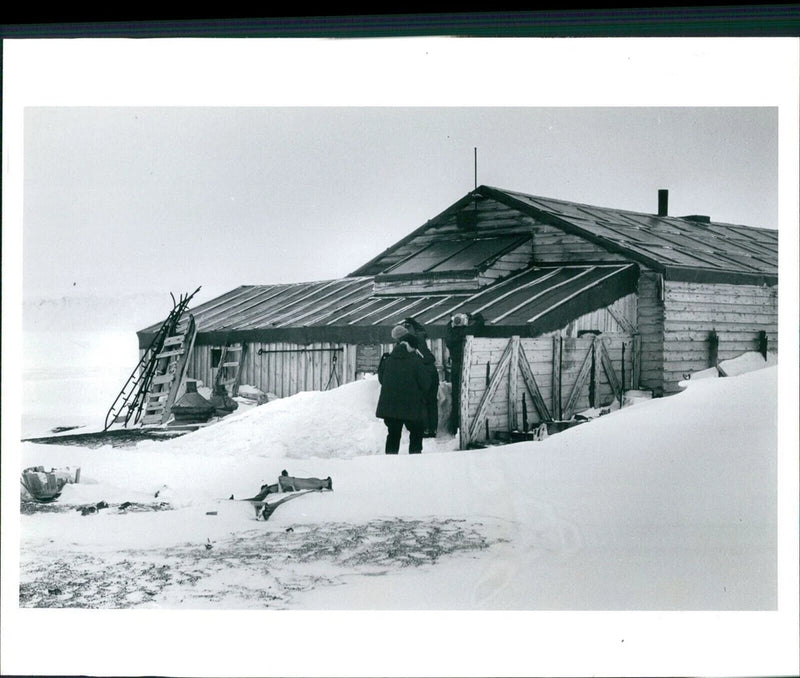 1983 Antarctica Snowy Ground Cabin Building People Boards Vintage Photo 8x10 Model
