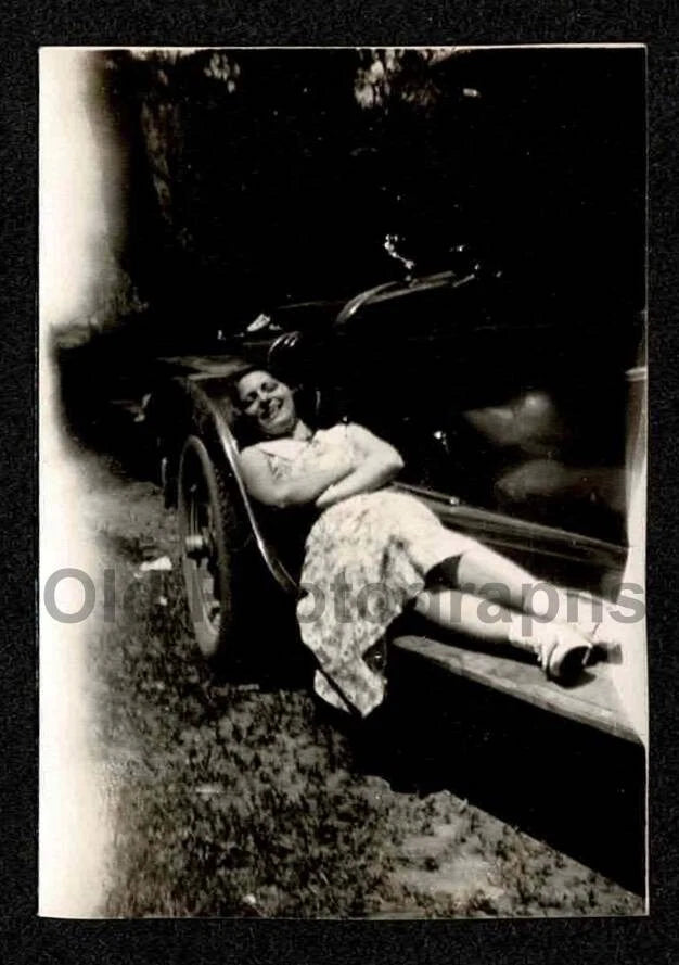 WOMAN LADY RELAXING LAYING ON CAR'S RUNNING BOARD OLD/VINTAGE PHOTO- G586 Model