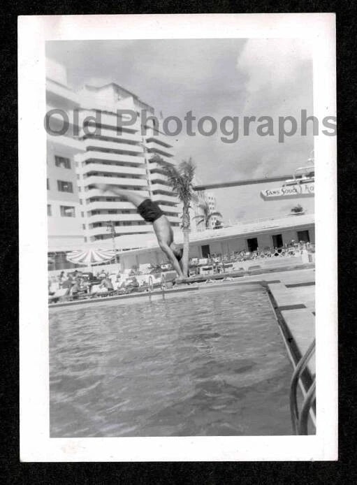 HOTEL SWIMMING POOL MAN SWIMSUIT HANDSTAND DIVING BOARD OLD/VINTAGE PHOTO- J594 Model