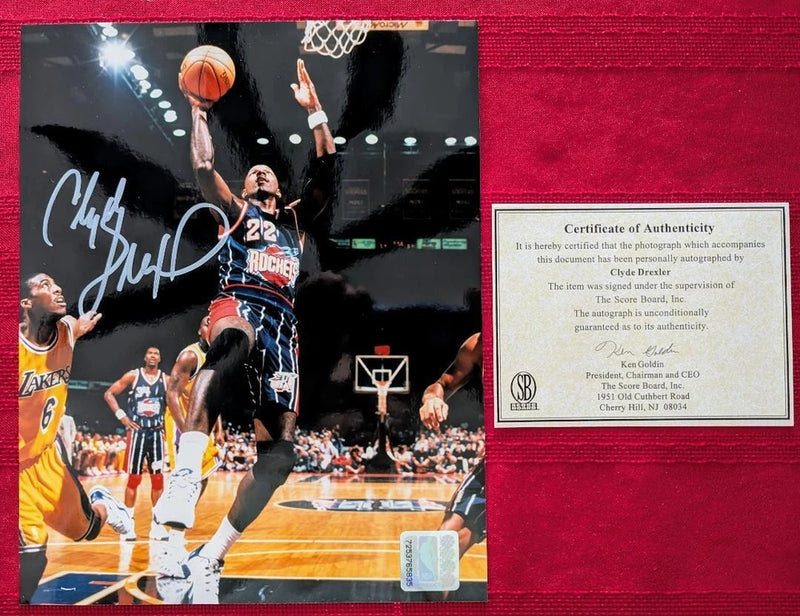 Rockets Clyde Drexler vs Los Angeles Lakers signed 8 x 10 Photo Score Board COA Model