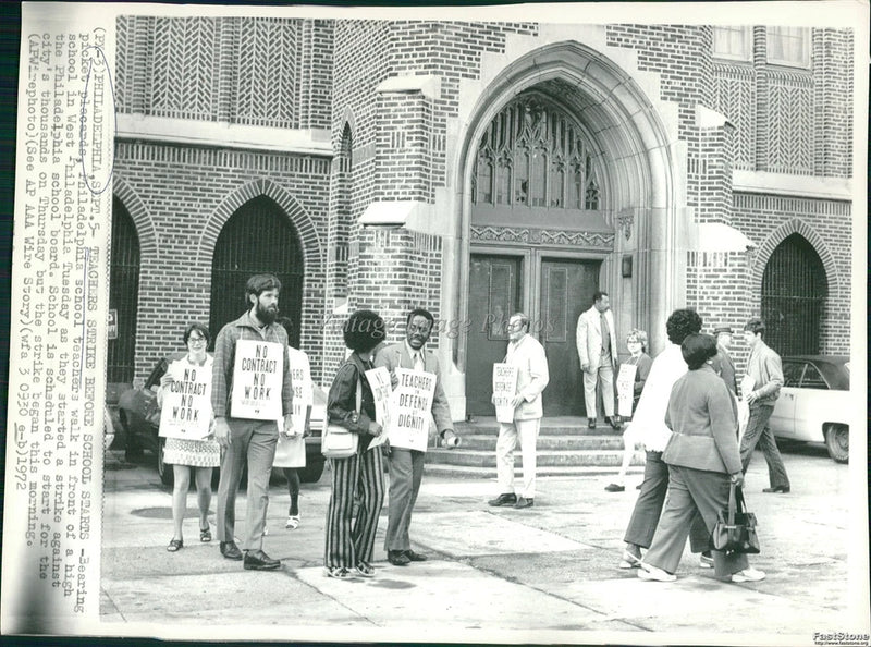 1972 Philadelphia Picketers Strike Signs School Board Wirephoto Vintage 8x10 Model