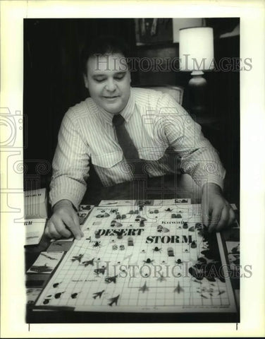 1991 Press Photo Vic Molero with his Desert Storm board game - nob91167 Model