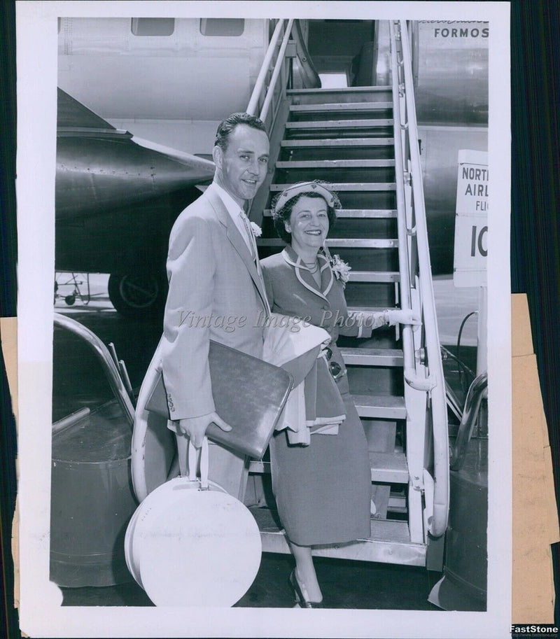 1958 Mr Mrs Robert Kinsey Board Plane For Bermuda Honeymoon Society Photo 7x9 Model