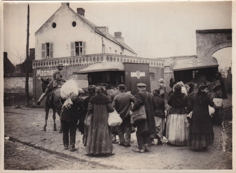 Original Press Photo WW1 Civilian refugees at Marcoing board ambulances 22.11.17 Model