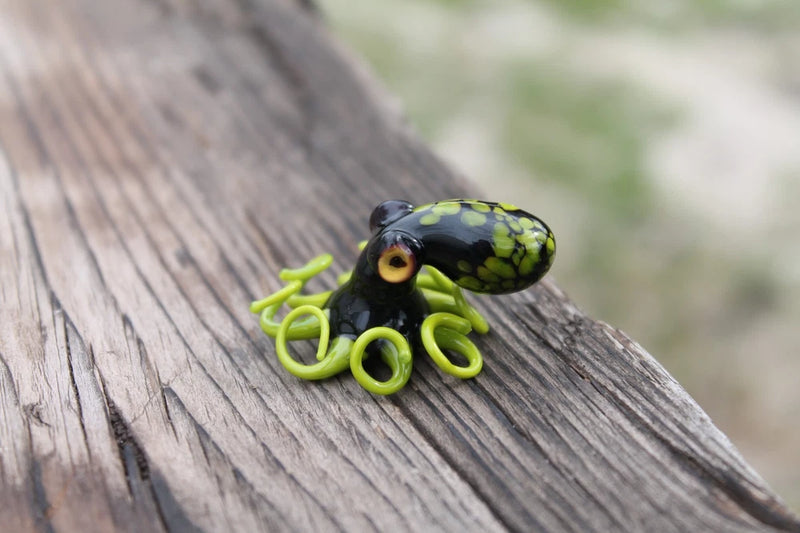 Black Green Handmade Glass Octopus Figurine ¨C Green Black Lampwork Animal Model