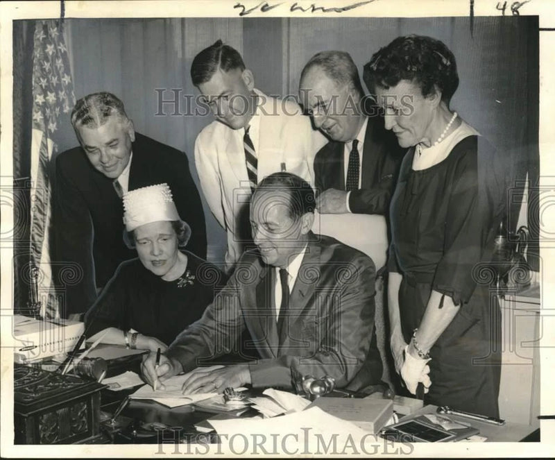 1960 Press Photo Mayor Delesseps Morrison and Milne board members sign contract Model