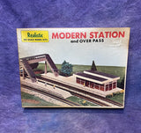 HO Scale Realistic Models, Modern Station & Overpass Kit #371-295 NIB Model
