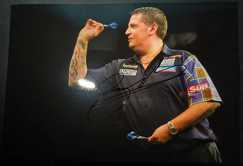 gary anderson in action throwing his darts at the board signed 12x8 photo Model