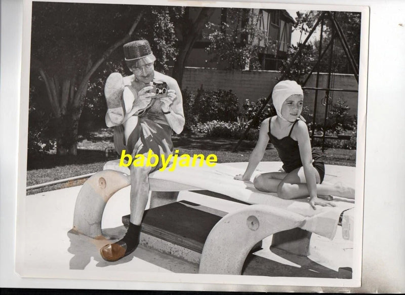GROUCHO MARX ORIGINAL 8X10 PHOTO TAKES PICTURE OF DAUGHTER ON DIVING BOARD 1954 Model