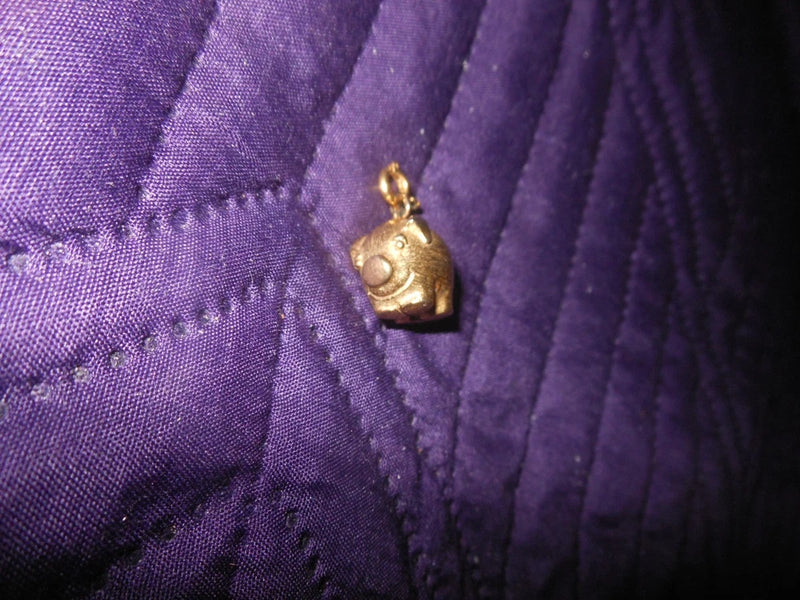 VINTAGE GOLD TONE LITTLE PIG CHARM NICELY DETAILED BODY WITH HANGING CLIP SOLID Charms