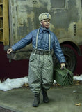 D-Day Miniature 1/35 WWII Luftwaffe Mechanic in Winter 1942-1945 (1 Figure) Model