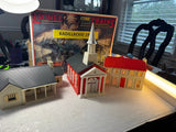 ?? O SCALE- PLASTICVILLE 2 HOUSES AND 1 CHURCH -KITS??L2695 Model