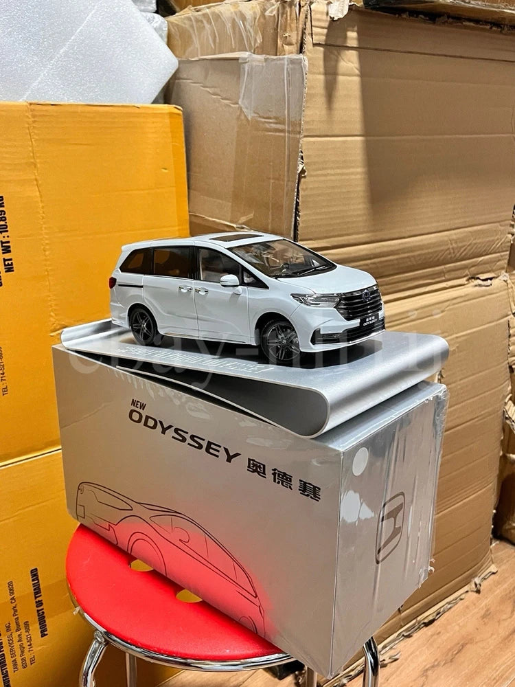 FLAW 1:18 Scale Honda Odyssey Absolute Black Edition White Diecast Model w/ Base Model