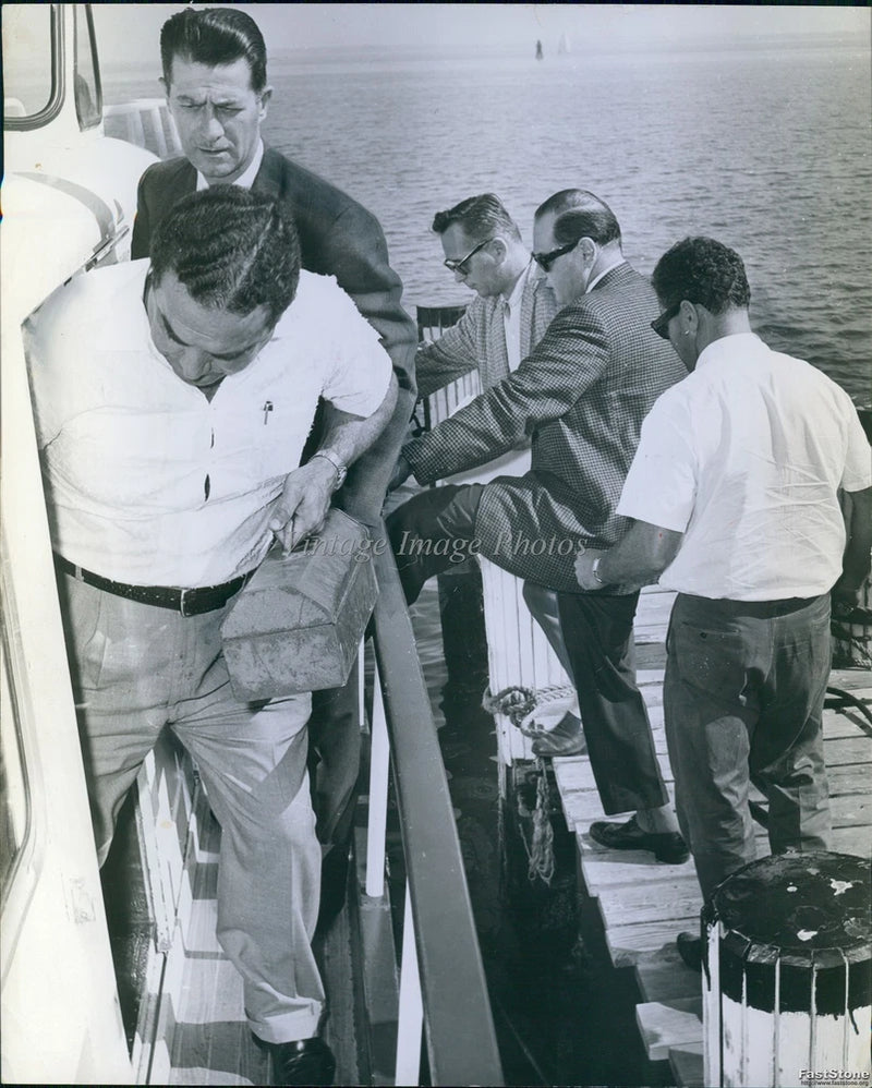 1962 Miami Dock Men Boarding Boat With Box Historic Vintage Press Photo 8x10 Model