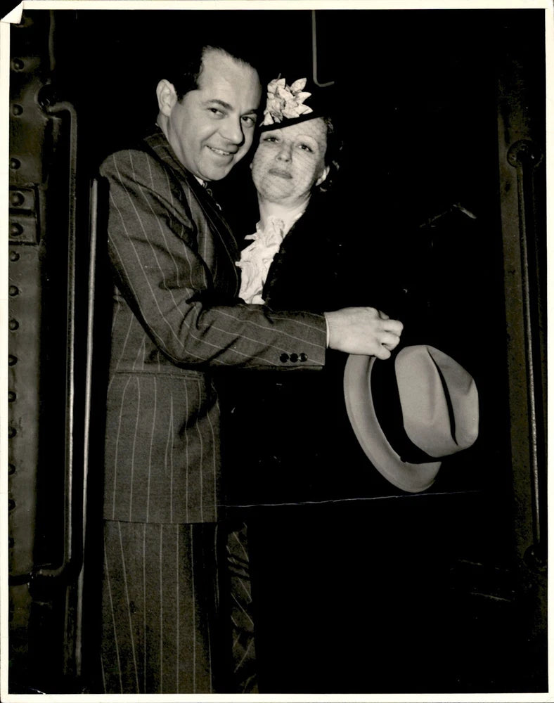 LMPE34 Original Photo GLAMOROUS WOMAN & HER MAN BOARDING TRAIN UNKNOWN CELEBS Model