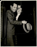 LMPE34 Original Photo GLAMOROUS WOMAN & HER MAN BOARDING TRAIN UNKNOWN CELEBS Model