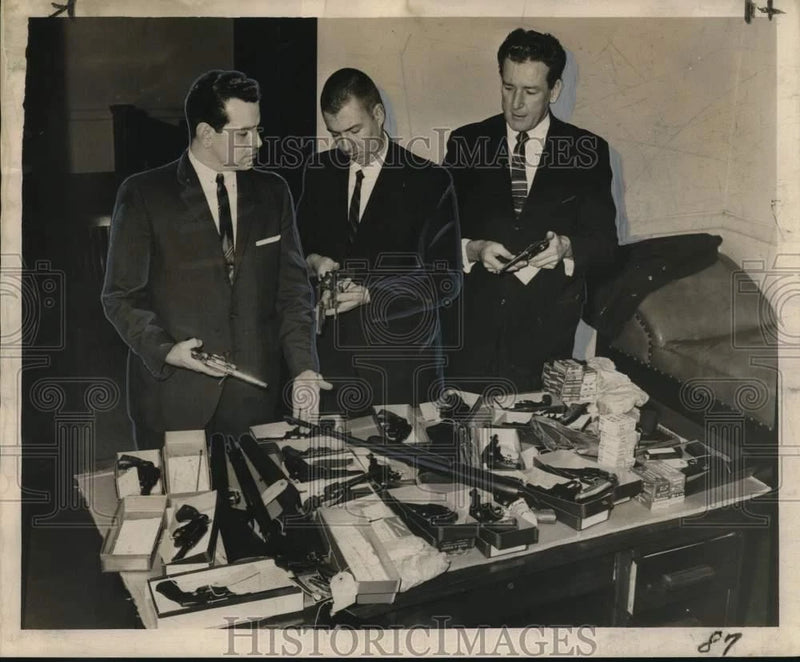 1963 Press Photo Honduran arrested with ammunition to board ship for Honduras Model