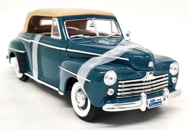 Signature 1/18 Ford Super Deluxe Convertible 1948 Green Diecast Scale Model Car Model