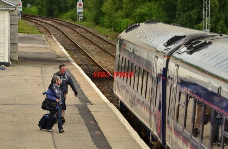 PHOTO  PASSENGERS HURRY TO BOARD AN INVERNESS - KYLE OF LOCHALSH SERVICE AT DING Model