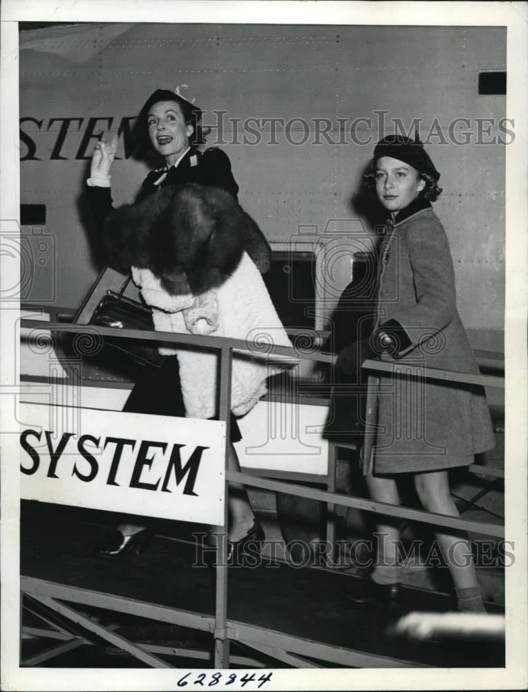 1941 Press Photo Lady Louise Mountbatten, Pamela board the Yankee Clipper Model