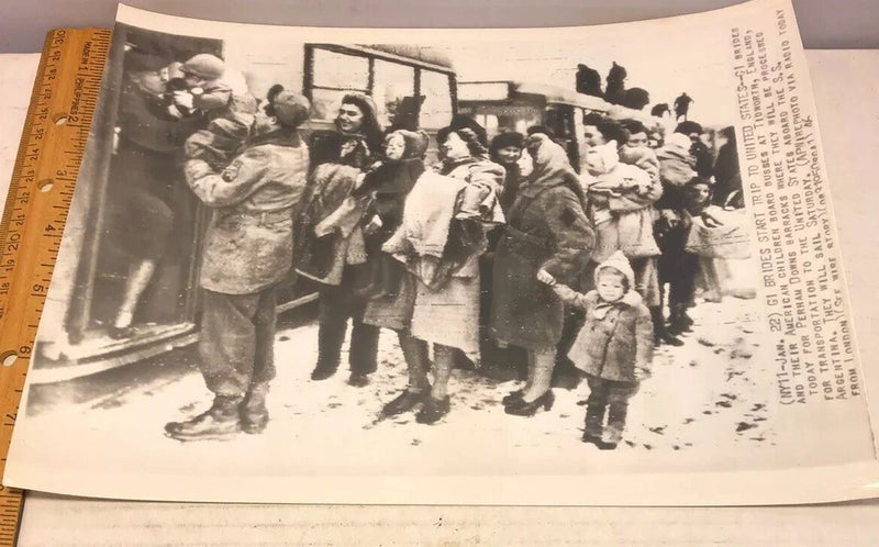 Original WWII Press Photo British GI War Brides Board Buses @ Tidworth 1946 Model
