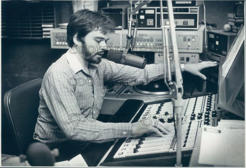 1982 Press Photo Radio Deejay Bill Dollar w Mix Board WSOC Radio Control Room Model