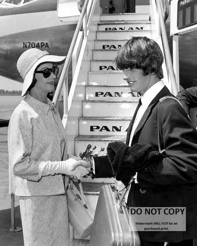RINGO STARR BOARDS A PLANE w/ ACTRESS VIVIEN LEIGH IN 1964 - 8X10 PHOTO (ZZ-249) Model