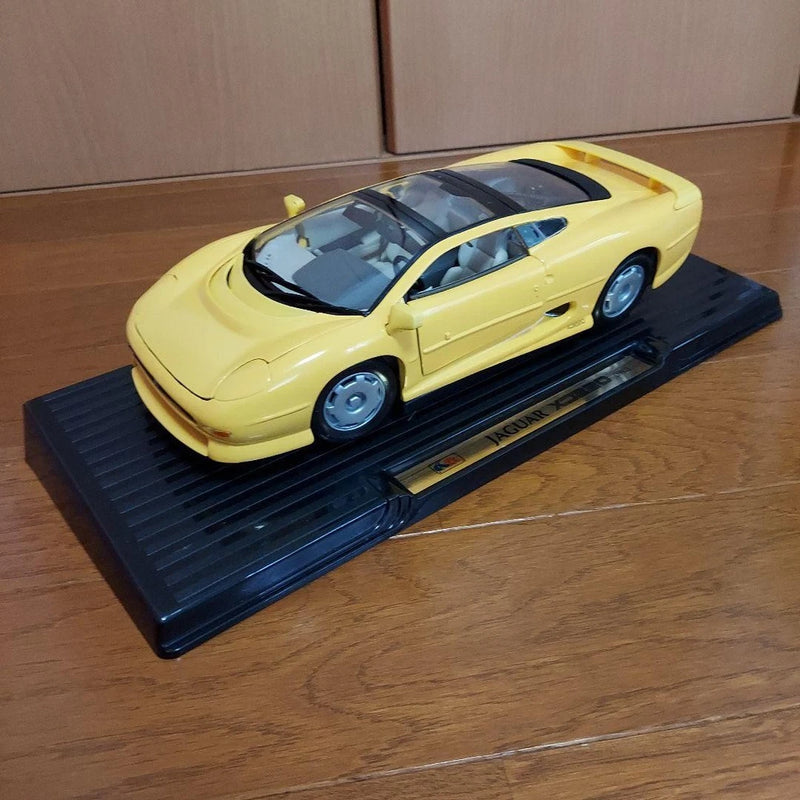 Jaguar XJ220 1:18 Diecast Model Yellow Opening Parts Boxed Vintage Model