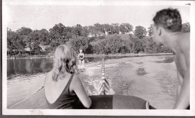 VINTAGE PHOTOGRAPH BOAT GIRL WATER SKIING BOARD WAKE PAYNESVILLE MINNESOTA PHOTO Model
