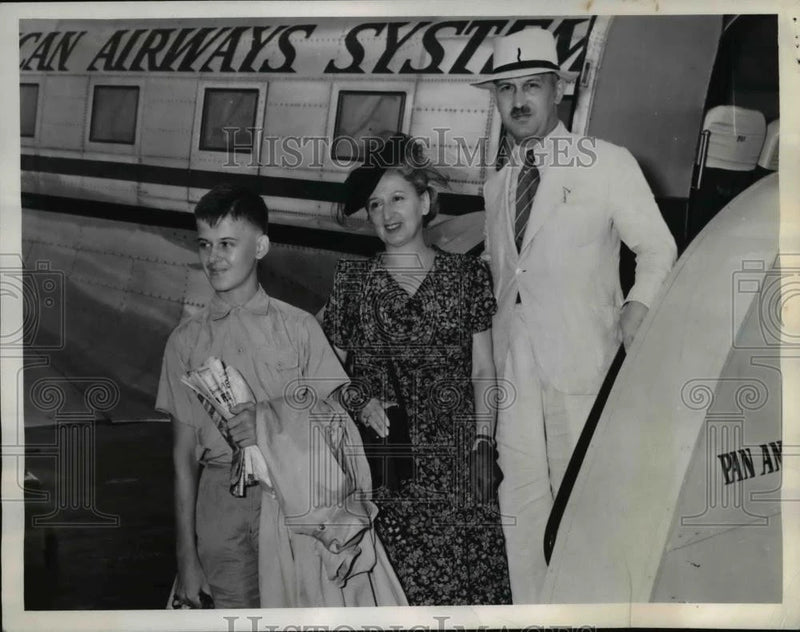 1943 Press Photo Edouard Bourquin, Board Pan American Clipper in Miami Secretary Model